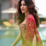 Nikki Tamboli Instagram - Fresh as a daisy 🌼 . . . . . . . . . . . Wearing: @silkybindraofficial Hair: @sunny_hairr Jewellery: @amrelijaipur 📸: @krishnashrivastavphotography . . #nikkitamboli #lucknow #floraldesign #indian #sunnyday #naturallight #sunkissed