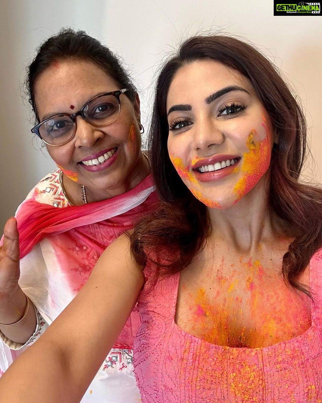 Nikki Tamboli Instagram - Happy holiiiiiii๐๐๐โค๏ธ๐งก๐๐ . . #happyholi #buranamanoholihai