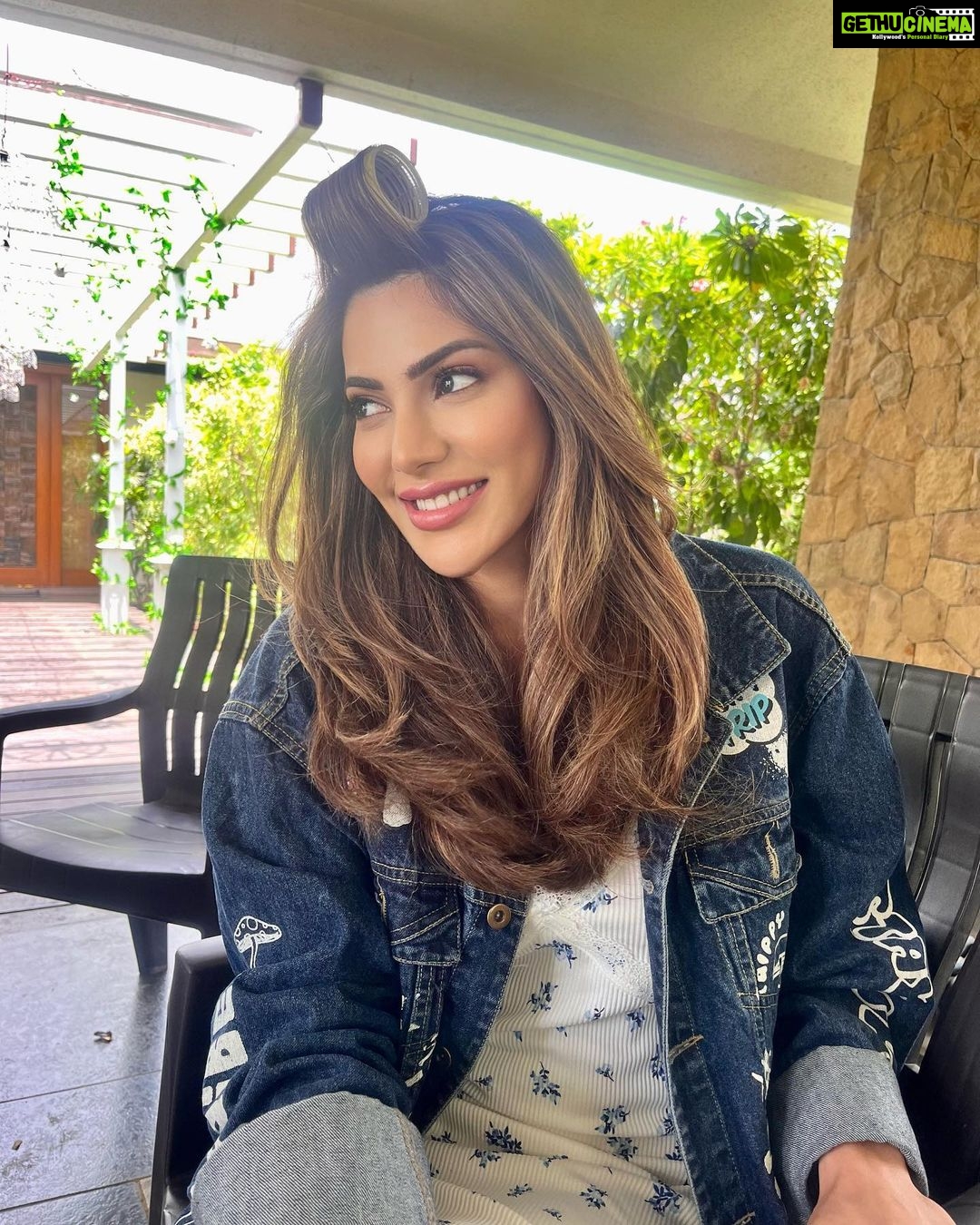Nikki Tamboli Instagram - Keepin it surrealš„° . . . . . #casual #casualstyle #casualday #work #setlife #blowdryhair #natural #naturallight #basicmakeup #puppylove š„ Mumbai, Maharashtra