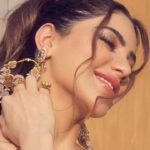 Nikki Tamboli Instagram - 🌸🌸🌸 . . . . . . . . . . . . . #trending #trendingreels #reelkarofeelkaro #reelitfeelit #reelsinstagram #reels #glam #sunkissed #sunset #sunsetphotography #nikkitamboli