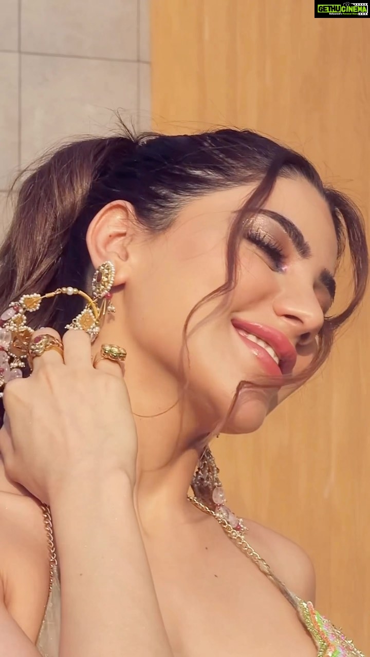Nikki Tamboli Instagram - 🌸🌸🌸 . . . . . . . . . . . . . #trending #trendingreels #reelkarofeelkaro #reelitfeelit #reelsinstagram #reels #glam #sunkissed #sunset #sunsetphotography #nikkitamboli