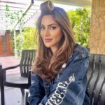 Nikki Tamboli Instagram - Keepin it surreal🥰 . . . . . #casual #casualstyle #casualday #work #setlife #blowdryhair #natural #naturallight #basicmakeup #puppylove 🎥 Mumbai, Maharashtra