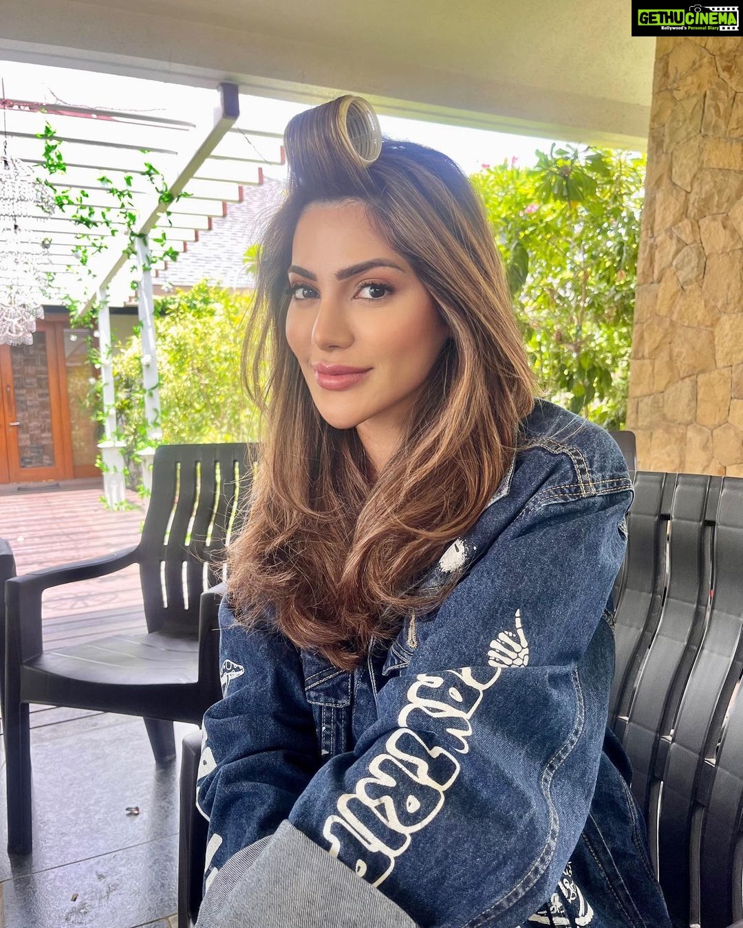 Nikki Tamboli Instagram - Keepin it surrealš„° . . . . . #casual #casualstyle #casualday #work #setlife #blowdryhair #natural #naturallight #basicmakeup #puppylove š„ Mumbai, Maharashtra