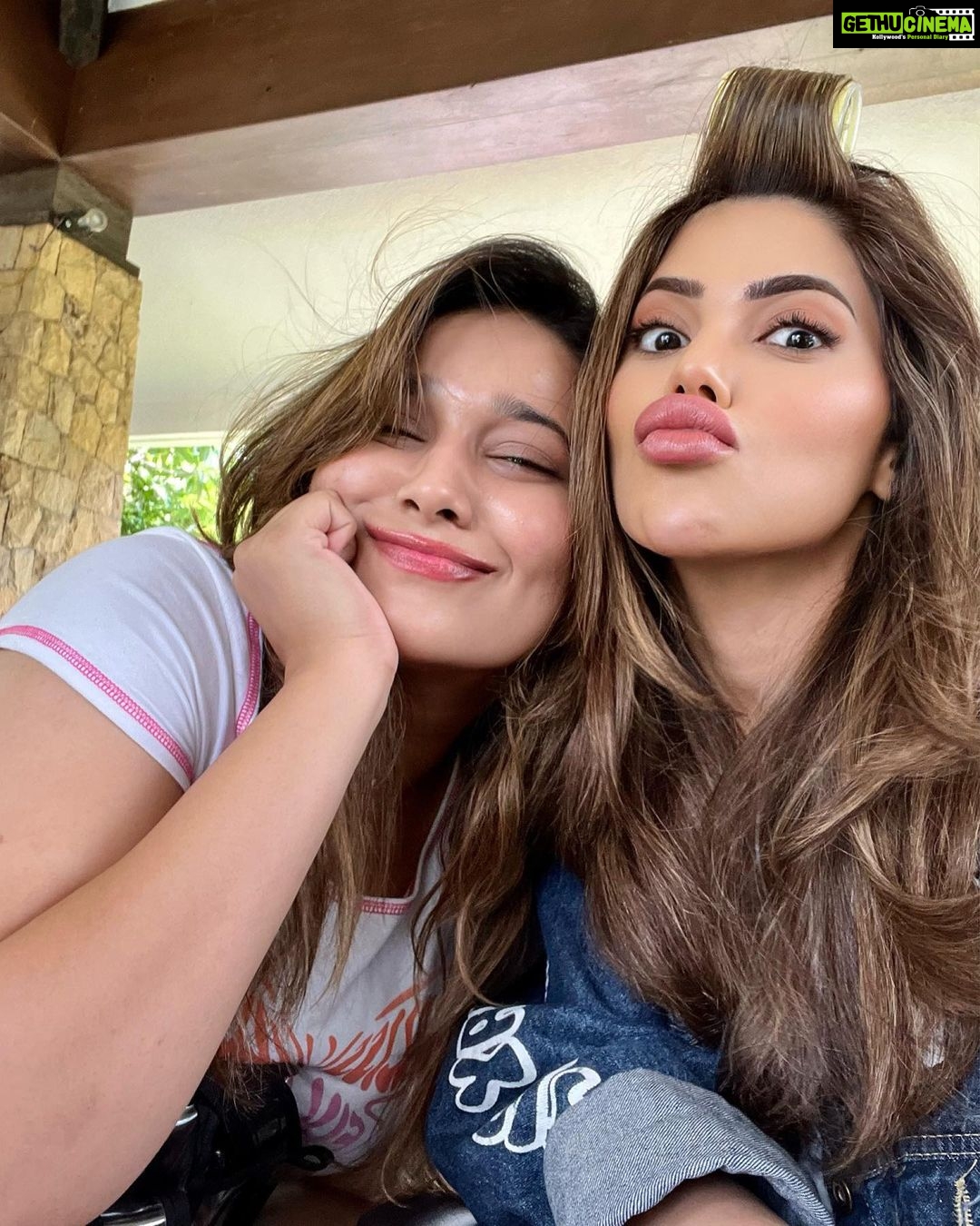 Nikki Tamboli Instagram - Keepin it surrealš„° . . . . . #casual #casualstyle #casualday #work #setlife #blowdryhair #natural #naturallight #basicmakeup #puppylove š„ Mumbai, Maharashtra
