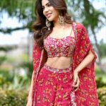 Nikki Tamboli Instagram - Fresh as a daisy 🌼 . . . . . . . . . . . Wearing: @silkybindraofficial Hair: @sunny_hairr Jewellery: @amrelijaipur 📸: @krishnashrivastavphotography . . #nikkitamboli #lucknow #floraldesign #indian #sunnyday #naturallight #sunkissed