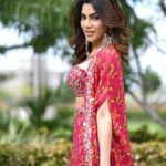 Nikki Tamboli Instagram - Fresh as a daisy 🌼 . . . . . . . . . . . Wearing: @silkybindraofficial Hair: @sunny_hairr Jewellery: @amrelijaipur 📸: @krishnashrivastavphotography . . #nikkitamboli #lucknow #floraldesign #indian #sunnyday #naturallight #sunkissed