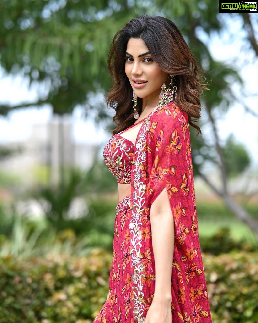 Nikki Tamboli Instagram - Fresh as a daisy 🌼 . . . . . . . . . . . Wearing: @silkybindraofficial Hair: @sunny_hairr Jewellery: @amrelijaipur 📸: @krishnashrivastavphotography . . #nikkitamboli #lucknow #floraldesign #indian #sunnyday #naturallight #sunkissed