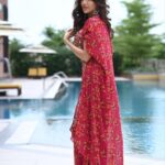Nikki Tamboli Instagram - Fresh as a daisy 🌼 . . . . . . . . . . . Wearing: @silkybindraofficial Hair: @sunny_hairr Jewellery: @amrelijaipur 📸: @krishnashrivastavphotography . . #nikkitamboli #lucknow #floraldesign #indian #sunnyday #naturallight #sunkissed