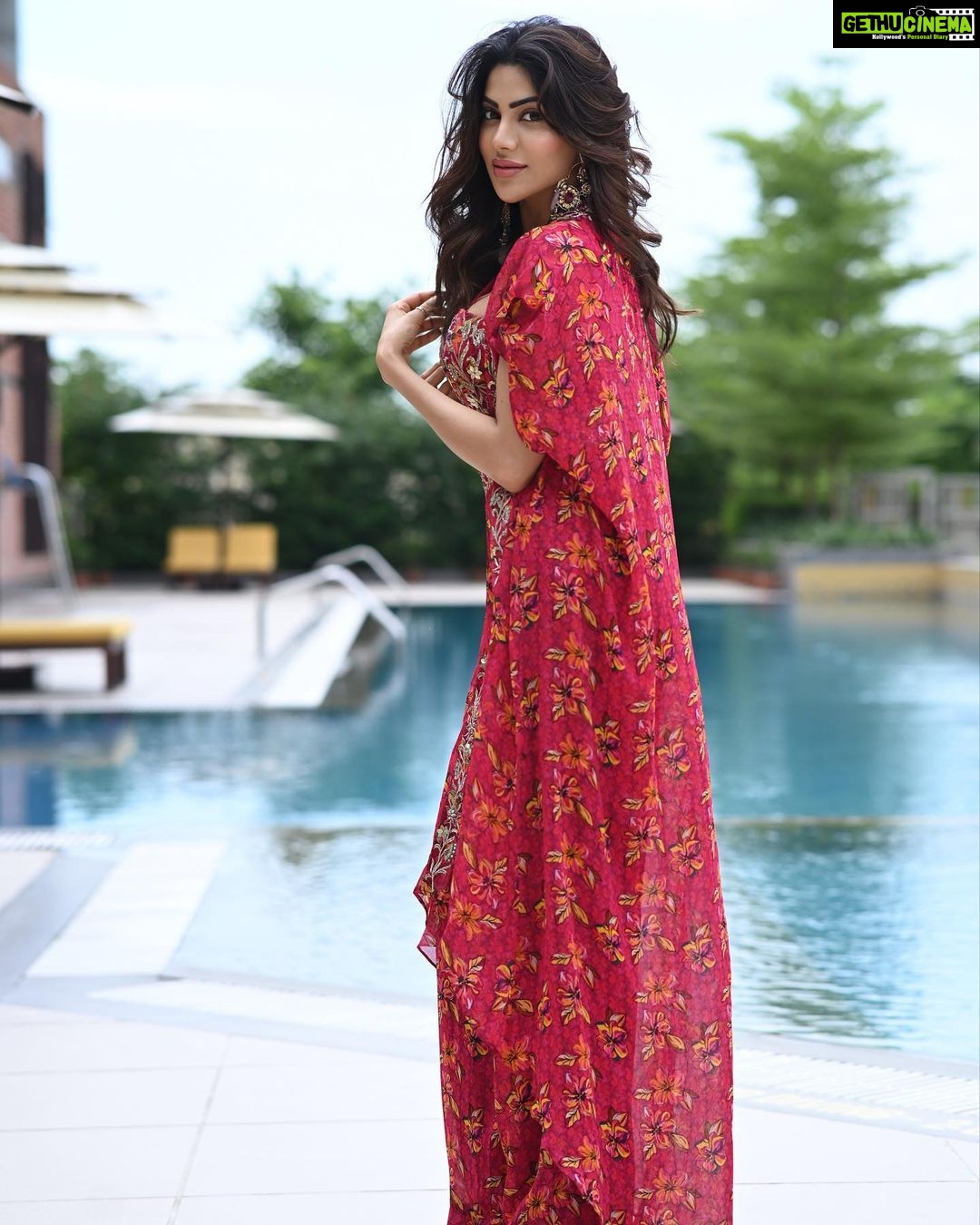 Nikki Tamboli Instagram - Fresh as a daisy 🌼 . . . . . . . . . . . Wearing: @silkybindraofficial Hair: @sunny_hairr Jewellery: @amrelijaipur 📸: @krishnashrivastavphotography . . #nikkitamboli #lucknow #floraldesign #indian #sunnyday #naturallight #sunkissed