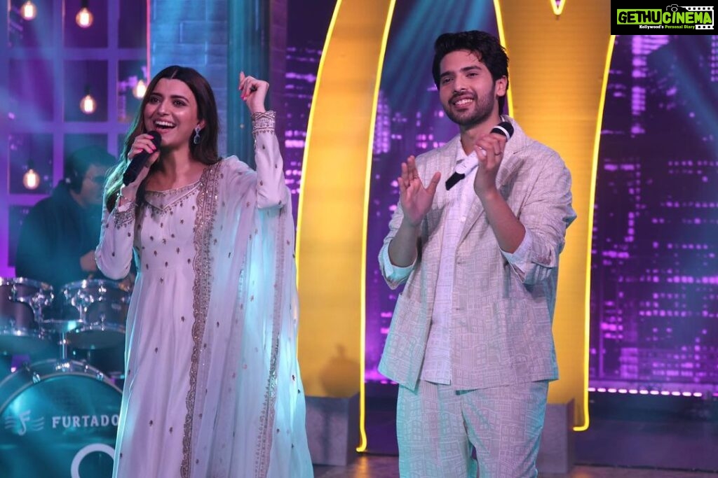 Nimrat Khaira Instagram - Catch me and @armaanmalik on @MTVIndia #ImLovinItLive at 7pm! We‘ve both teamed up for the very first time and we are beyond excited to bring you this collaboration called #DilMalanga 🤍🙏🏻 @kumaarofficial 🙏🏻 One step each day 🧿 Grateful.