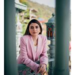 Nimrat Khaira Instagram - HER SOUL IS ROYALTY 🌟💛 Photographer & Creative Director @bharat_rawail Styled by @jinalpnagda Earrings and neck chains @echoaccessories_ Ring @anantayabymani Shoes @oceedeeshoes Makeup @passirajan Execution Team @brownstudios1