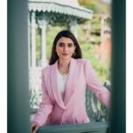 Nimrat Khaira Instagram - HER SOUL IS ROYALTY 🌟💛 Photographer & Creative Director @bharat_rawail Styled by @jinalpnagda Earrings and neck chains @echoaccessories_ Ring @anantayabymani Shoes @oceedeeshoes Makeup @passirajan Execution Team @brownstudios1