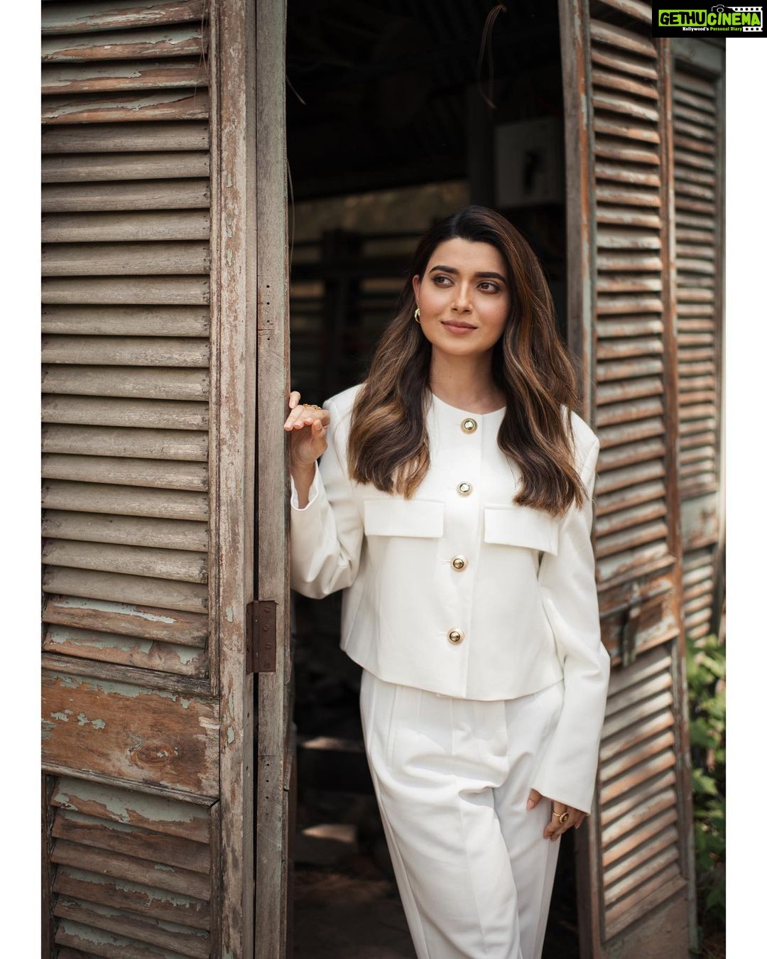 Nimrat Khaira Instagram - 🤍🤍 Photography & creative director @bharat_rawail Styled by @jinalpnagda Earrings @kraftsmiths Rings @aulerthofficial @echoaccessories_ Shoes @oceedeeshoes Makeup @passirajan Execution team @brownstudios1