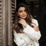Nimrat Khaira Instagram - TRUST THE MAGIC OF BEGINNING 💛🌟 Photographer & Creative Director @bharat_rawail Styled by @jinalpnagda Earrings @kraftsmiths Rings @aulerthofficial @echoaccessories_ Shoes @oceedeeshoes Makeup @passirajan Execution Team @brownstudios1