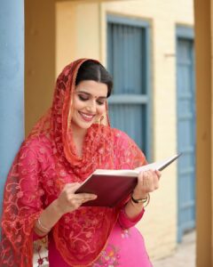 Nimrat Khaira Instagram - ਜੋੜੀ enter krchuki Second week ch ,Tuhade pyaar li sab da teh dillon shukriya 🙏🏻 Jina aje nhi dekhi aa ,dekh k aao jrur ♥️♥️ te apne vichar jroor pesh kreo 😍 
#SitaraKamaljot 

📸@dashmesharts