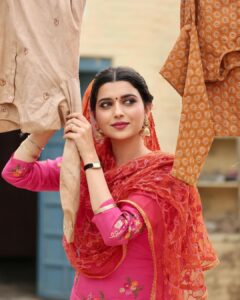 Nimrat Khaira Instagram - ਜੋੜੀ enter krchuki Second week ch ,Tuhade pyaar li sab da teh dillon shukriya 🙏🏻 Jina aje nhi dekhi aa ,dekh k aao jrur ♥️♥️ te apne vichar jroor pesh kreo 😍 
#SitaraKamaljot 

📸@dashmesharts