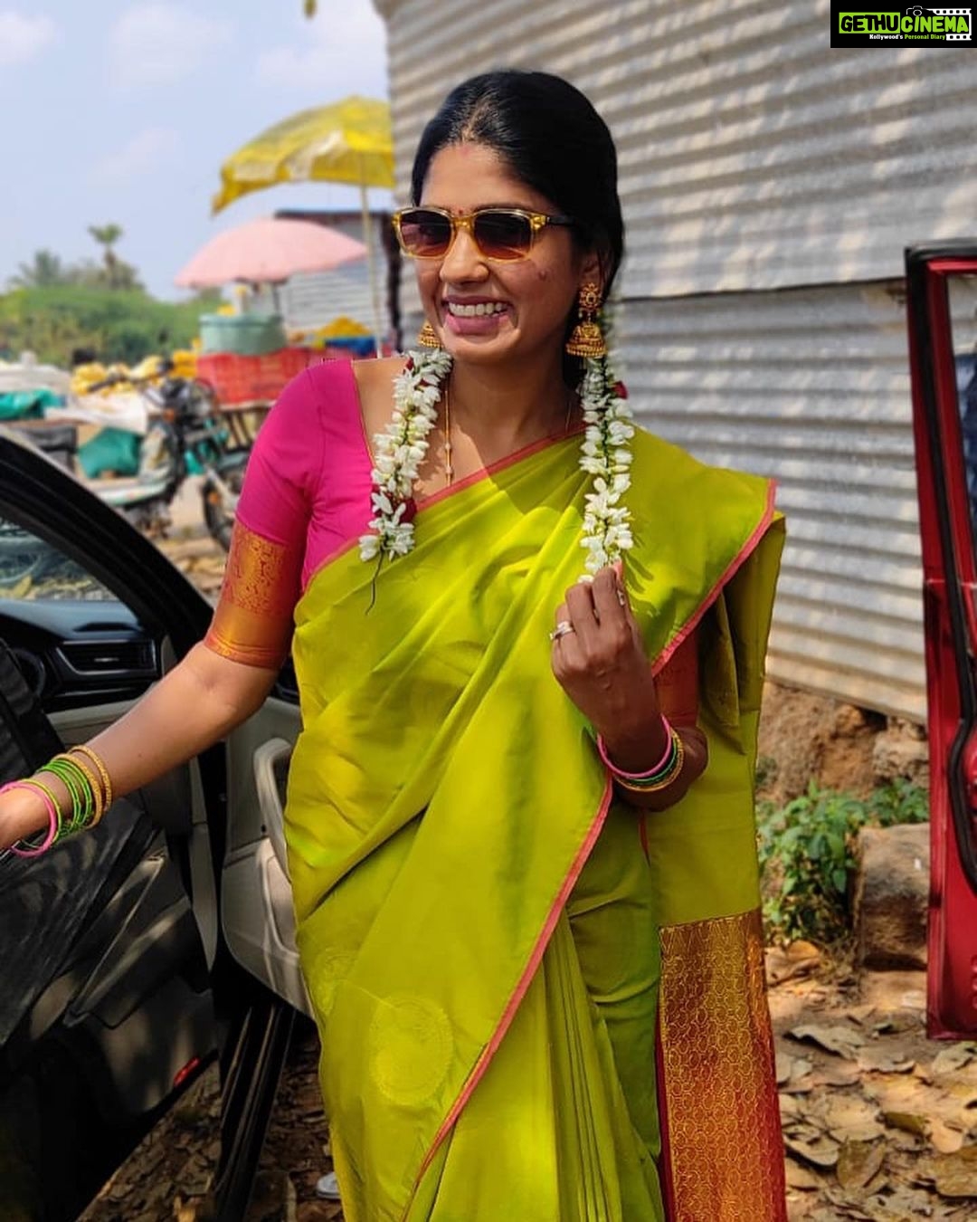 Niranjani Ahathian Instagram - ♥️♥️♥️ #pongal #memeries #lovelyexperince #kovil #family