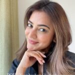 Nisha Agarwal Instagram - Does this happen to you? Between getting Ishaan ready and other work I’m usually left with a few minutes to get ready! So I have this super quick look I go for these days.. tell me what you think? Products used; Concealer @tartecosmetics Eyeshadow @urbandecaycosmetics naked reloaded palette shade - Bribe Cheek tint - @benefitindia play tint Lips - @benefitindia benetint Highlighter - @maccosmeticsindia Soft & Gentle #makeuptutorial #quickmakeup #easymakeup