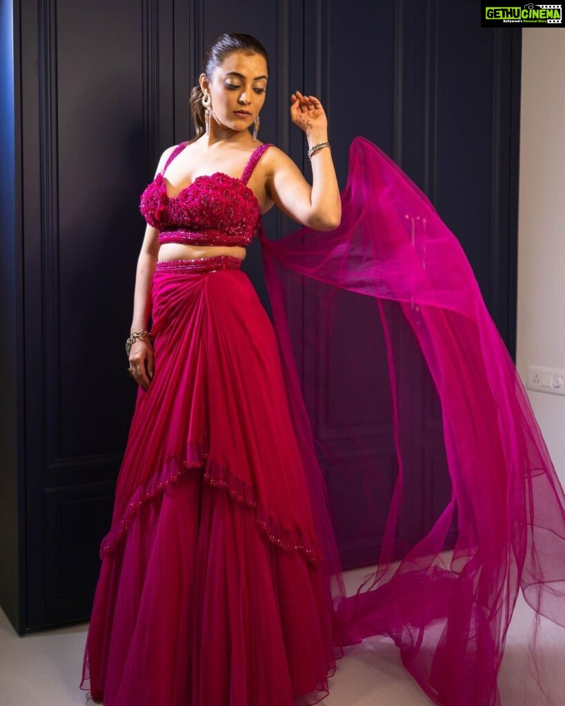 Nisha Agarwal Instagram - Lady in red… (shade of red ;) ) Wearing @babitamalkani #indianwedding #indianweddingwear #festivedressing #festiveindianwear