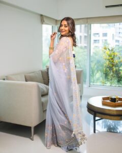 Nisha Agarwal Instagram - Let’s accept - Saree’s are the sexiest garment a woman can wear ❤️

Wearing @madsamtinzin 
Jewelry @shoppaksha 

#indianwedding #indianweddingwear #indianclothing #saree #sareestyle #indianfestivewear