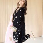 Nisha Agarwal Instagram - Winter Wedding ready!!! I mean winter season.. more like Velvet season!! Can’t complain about the cold in this lovely piece by @dachi_earth I think comfy desi clothes are becoming my parmanent aesthetic now but can you blame me 🤷🏼‍♀️🤷🏼‍♀️