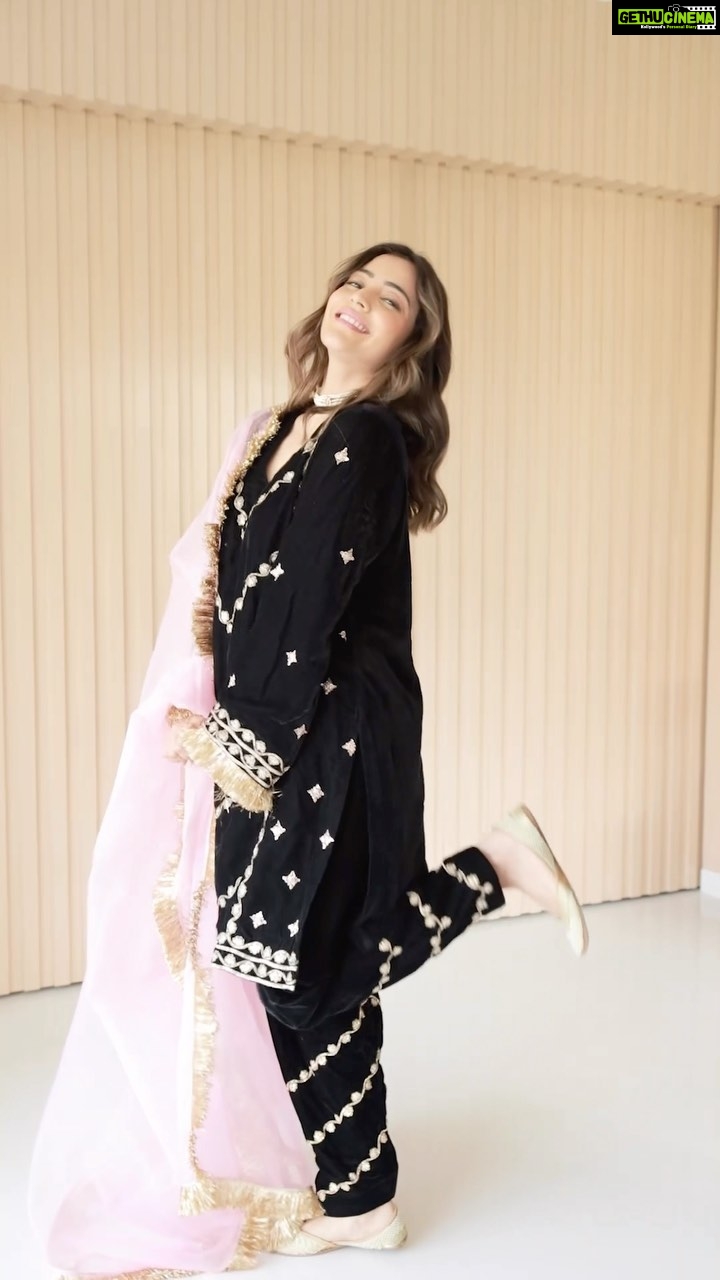 Nisha Agarwal Instagram - Winter Wedding ready!!! I mean winter season.. more like Velvet season!! Can’t complain about the cold in this lovely piece by @dachi_earth I think comfy desi clothes are becoming my parmanent aesthetic now but can you blame me 🤷🏼♀️🤷🏼♀️