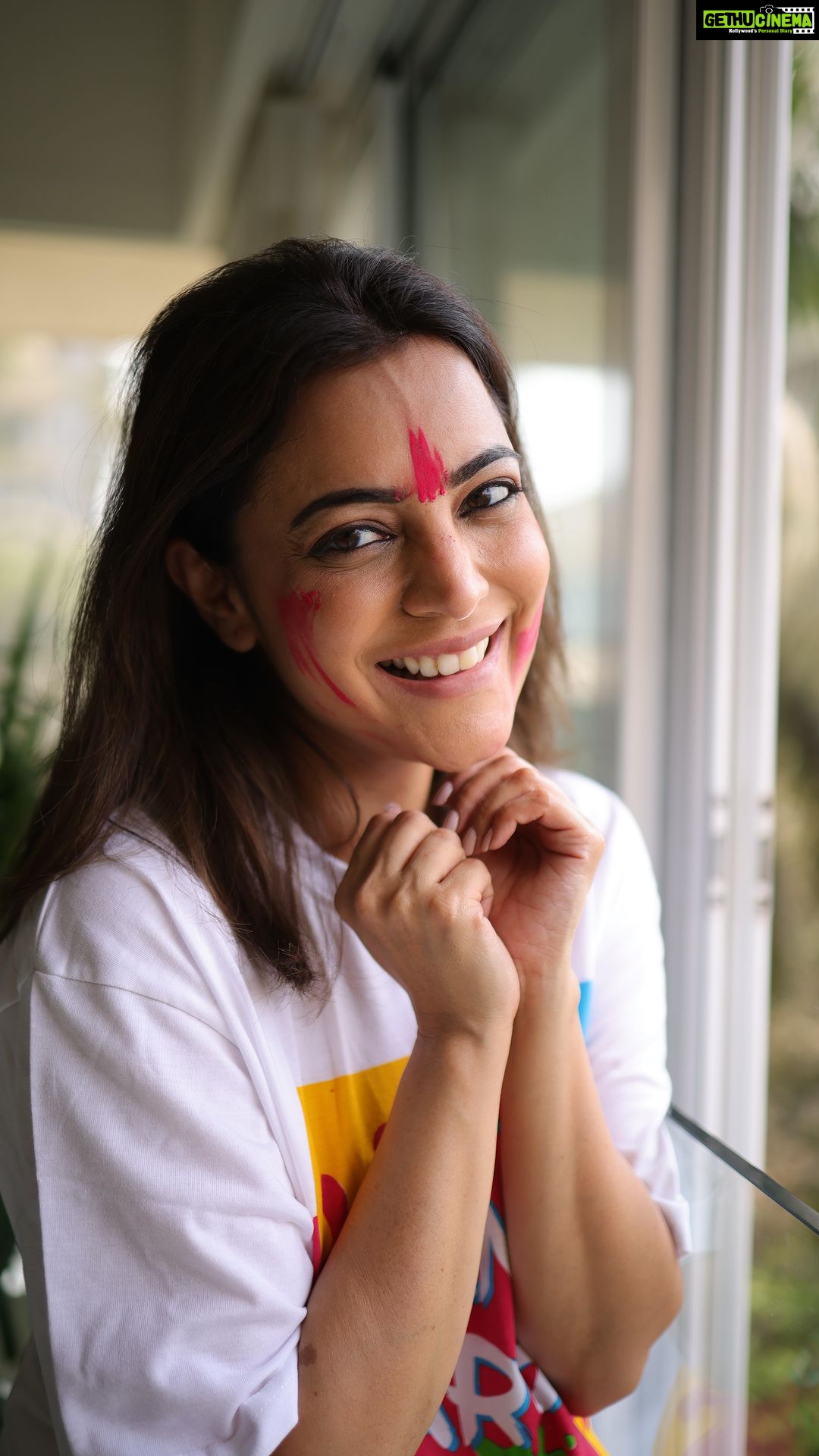 Nisha Agarwal Instagram - Blushed my cheeks, colored my soul! Wishing you all a Happy Holi! May we all burn (let go) of all that we hold on to and start afresh. May your life be filled with the colours of love ❤️ #holi2023 #happyholi #indianfestival