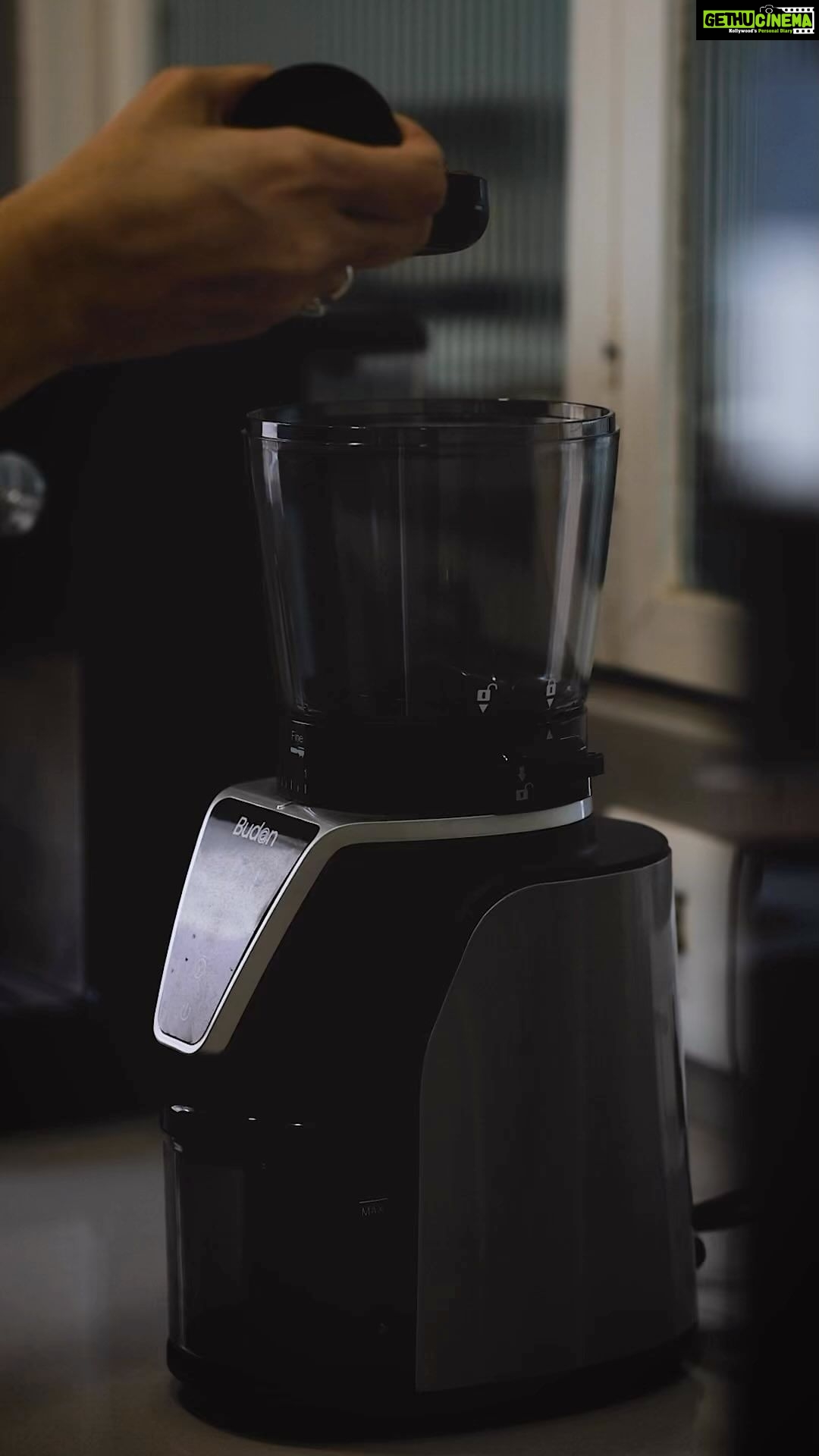 Nisha Agarwal Instagram - Slow Morning Coffee ASMR Sundays are to refresh your mind and body. To do what sparks joy. And making Iced Vietnamese coffee does that for me… so so therapeutic! I wish you could smell the freshly ground coffee right now ❤️ #slowdown #sundaymood☀️ #sundayvibes #asmr #coffee #vietnamesecoffee #aesthetics #aestheticvideos