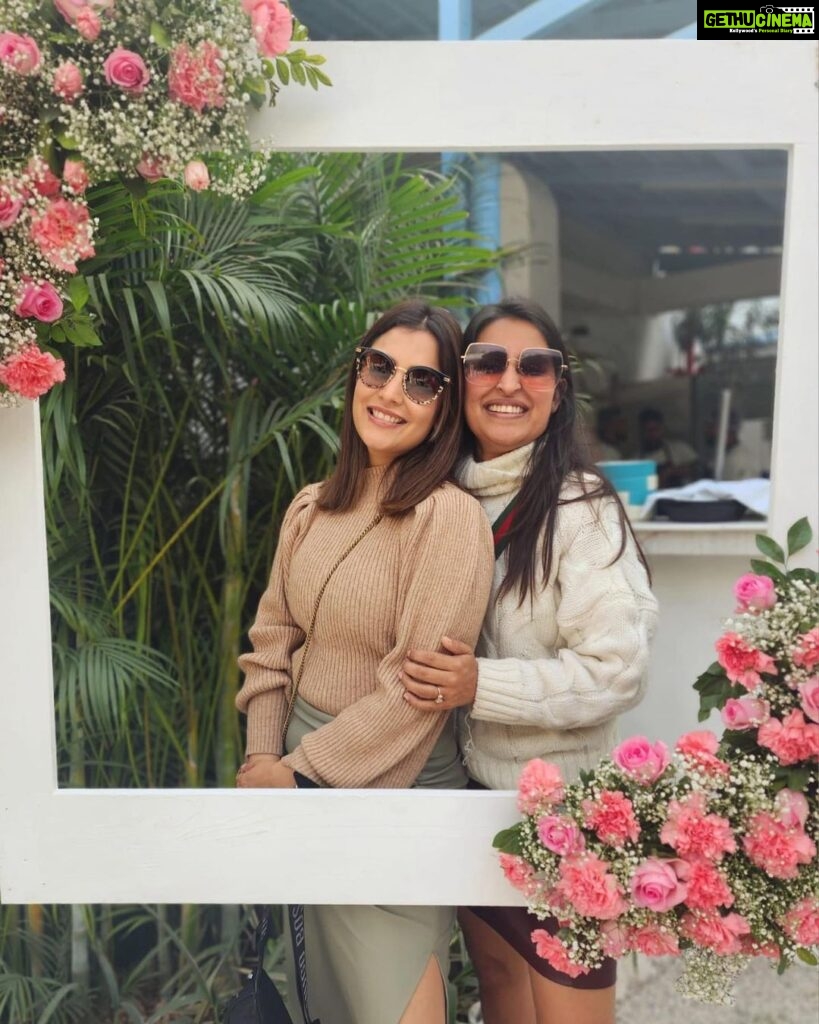 Nisha Agarwal Instagram - Happy girls are the prettiest ❤️ @agarwal_supriya #sister #sisterfromanothermister #onlylove