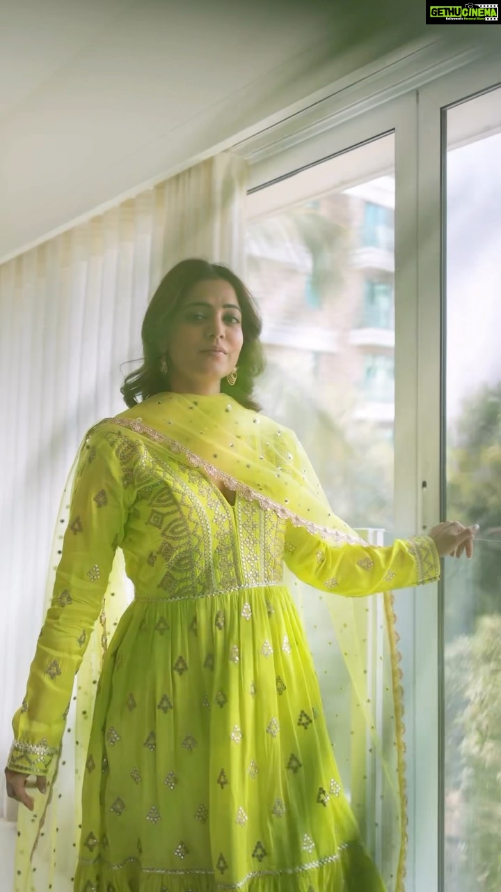 Nisha Agarwal Instagram - Cos the wedding season is not over yet.. Color ❤️ it is the color of the season no ?? Oh and this song ❤️❤️❤️ Wearing @gopivaiddesigns Shoes @crimzonworld #indianfestivewear #indianwedding #indianfestivewear #indiandesigner #indiandesignerwear #indianoutfit