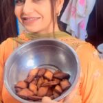 Nisha Bano Instagram - ਮੱਠੀਆਂ ਗੁਲਗੁਲੇ 😋🤣🤪😂 #nishabano #desiqueen #home #kitchen #food