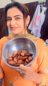 Nisha Bano Instagram - ਮੱਠੀਆਂ ਗੁਲਗੁਲੇ 😋🤣🤪😂

#nishabano #desiqueen #home #kitchen #food