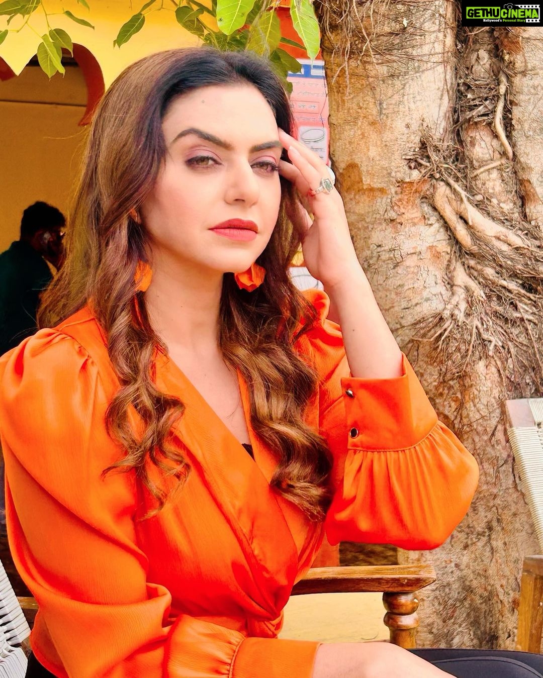 Nisha Bano Instagram - ਦਿਲ ਦਰਿਆ ਸੁਮਦਰੋ ਡੂਘੇ ਕੌਣ ਦਿਲਾਂ ਦੀਆ ਜਾਣੇ ਗੁਲਾਮ ਫਰੀਦਾ ਦਿਲ ਓਥੇ ਦਈਏ ਜਿੱਥੇ ਅਗਲਾ ਕਦਰ ਵੀ ਜਾਣੇ ❤️ #nishabano