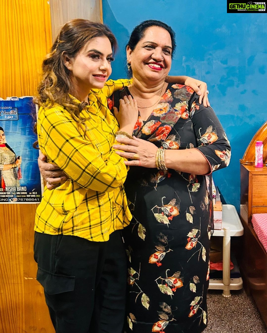 Nisha Bano Instagram - Happy Mother’s Day maa ❤️❤️❤️🥰🎂love u a lot Rab meri maa nu meri V zindagi lagade 🙏🏻🙏🏻🙏🏻♥️