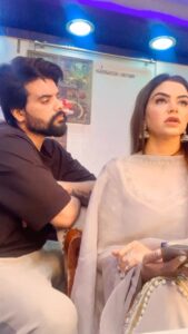 Nisha Bano Instagram - Bus Mujhe Hi Dekhe Ja Rahe ho 😂😂😂 

#sameermahi #nishabano #funnyvideos #insta