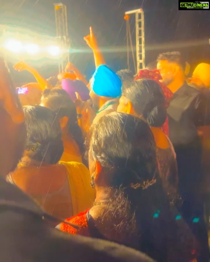 Nisha Bano Instagram - Thanku Faridkot For Showing So Much Love ❤️🙏🏻 Eni Barish ch v tuc Show dekhan lai ruke rahe Really Asi tuhade Sarea Karke hi ha Dillon Tuhadi Sarea di Respect ♥️🙏🏻 Asi Lucky ha k tuc Sanu te Sade Kam nu ena Pasand karde ho 🥰 LOVE YOU ALL 😍 #nishabano #livemusic #karamjitanmol #blessed #teamwork #culturalnight Faridkot,Punjab,India