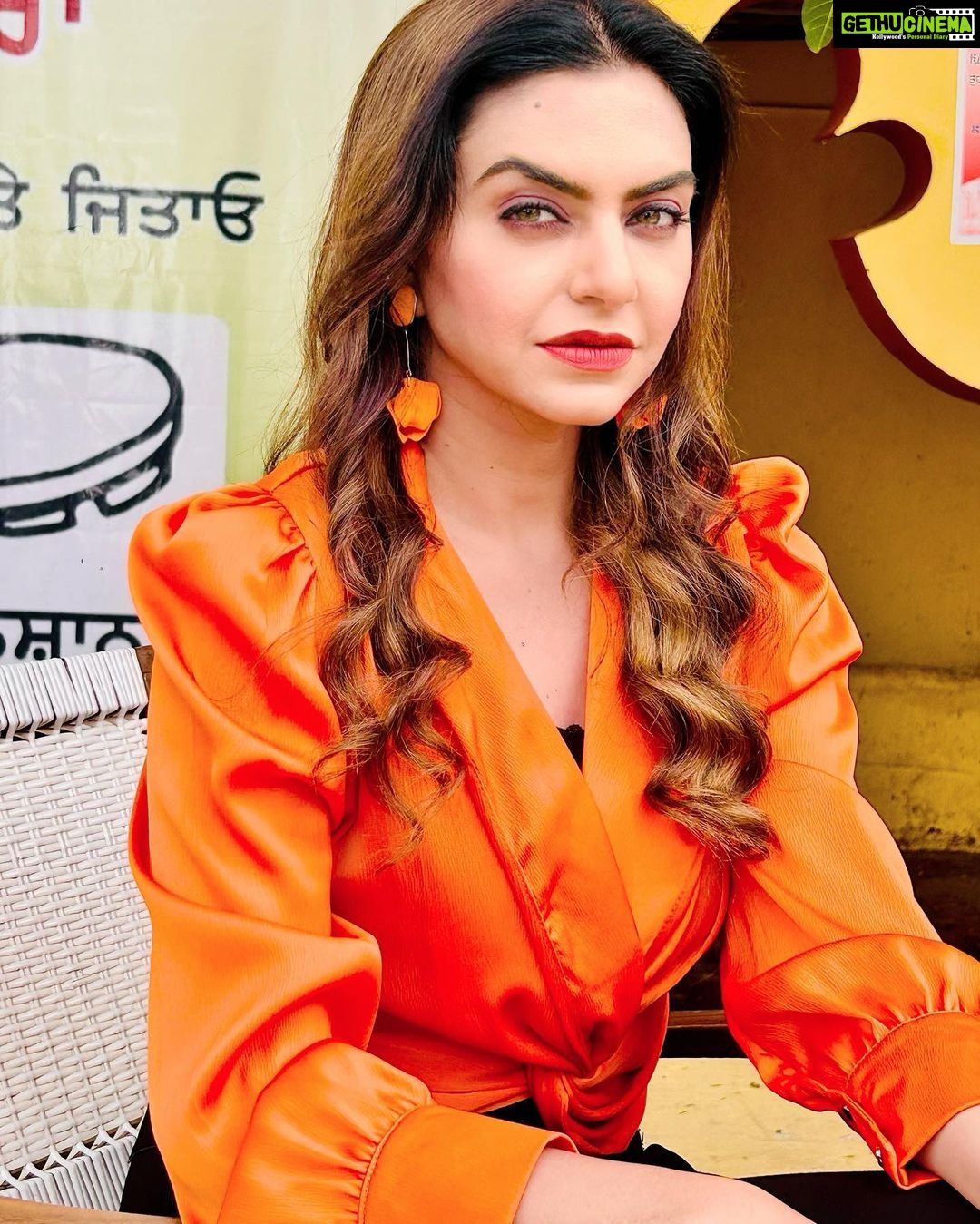 Nisha Bano Instagram - ਦਿਲ ਦਰਿਆ ਸੁਮਦਰੋ ਡੂਘੇ ਕੌਣ ਦਿਲਾਂ ਦੀਆ ਜਾਣੇ ਗੁਲਾਮ ਫਰੀਦਾ ਦਿਲ ਓਥੇ ਦਈਏ ਜਿੱਥੇ ਅਗਲਾ ਕਦਰ ਵੀ ਜਾਣੇ ❤️ #nishabano