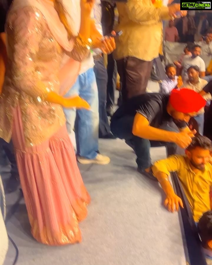 Nisha Bano Instagram - Thanku Faridkot For Showing So Much Love ❤️🙏🏻 Eni Barish ch v tuc Show dekhan lai ruke rahe Really Asi tuhade Sarea Karke hi ha Dillon Tuhadi Sarea di Respect ♥️🙏🏻 Asi Lucky ha k tuc Sanu te Sade Kam nu ena Pasand karde ho 🥰 LOVE YOU ALL 😍 #nishabano #livemusic #karamjitanmol #blessed #teamwork #culturalnight Faridkot,Punjab,India