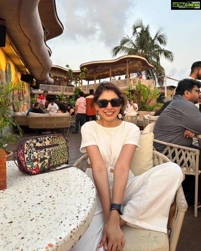 Niti Taylor Instagram - Here comes the sun🌼👒 #vacation #bebacknever#goa #besttrip #sun #vacationstateofmind #tanned#vacay