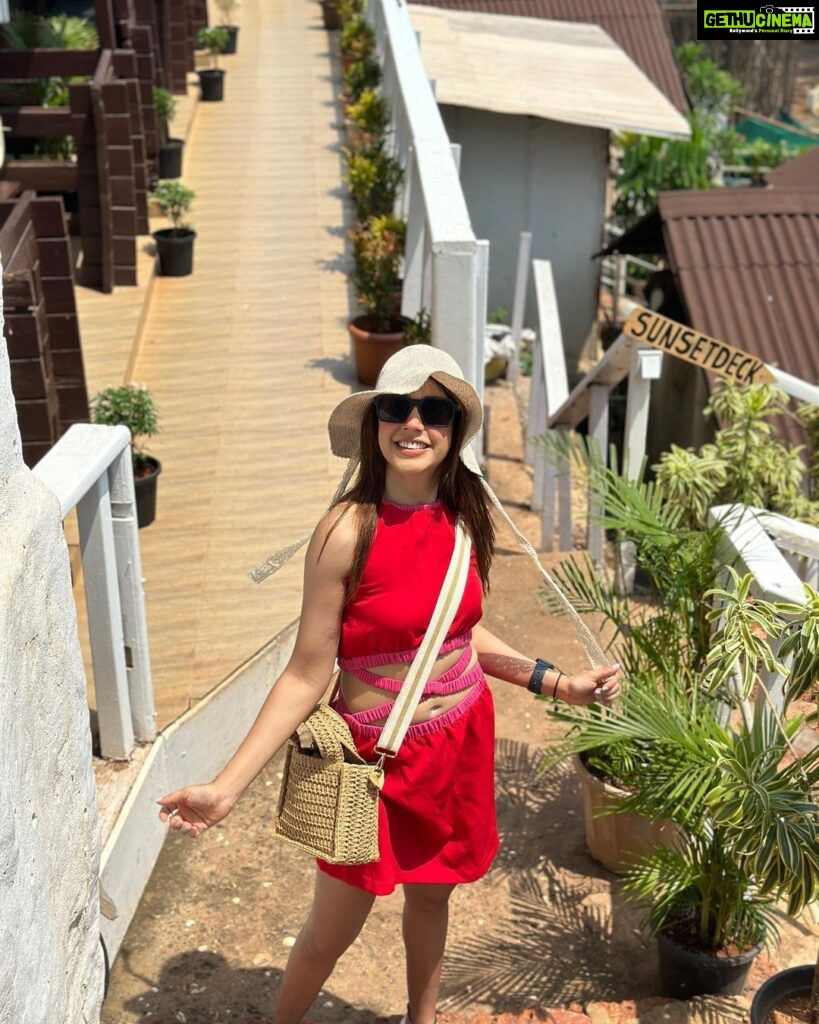 Niti Taylor Instagram - Here comes the sun🌼👒 #vacation #bebacknever#goa #besttrip #sun #vacationstateofmind #tanned#vacay