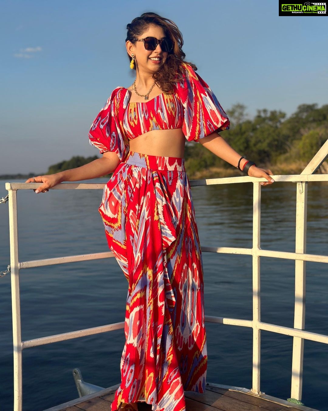 Niti Taylor Instagram - Dreamed of para-para-paradise❤️🔥 #africa #boatlife #zambia Royal Chundu Zambezi River Lodge