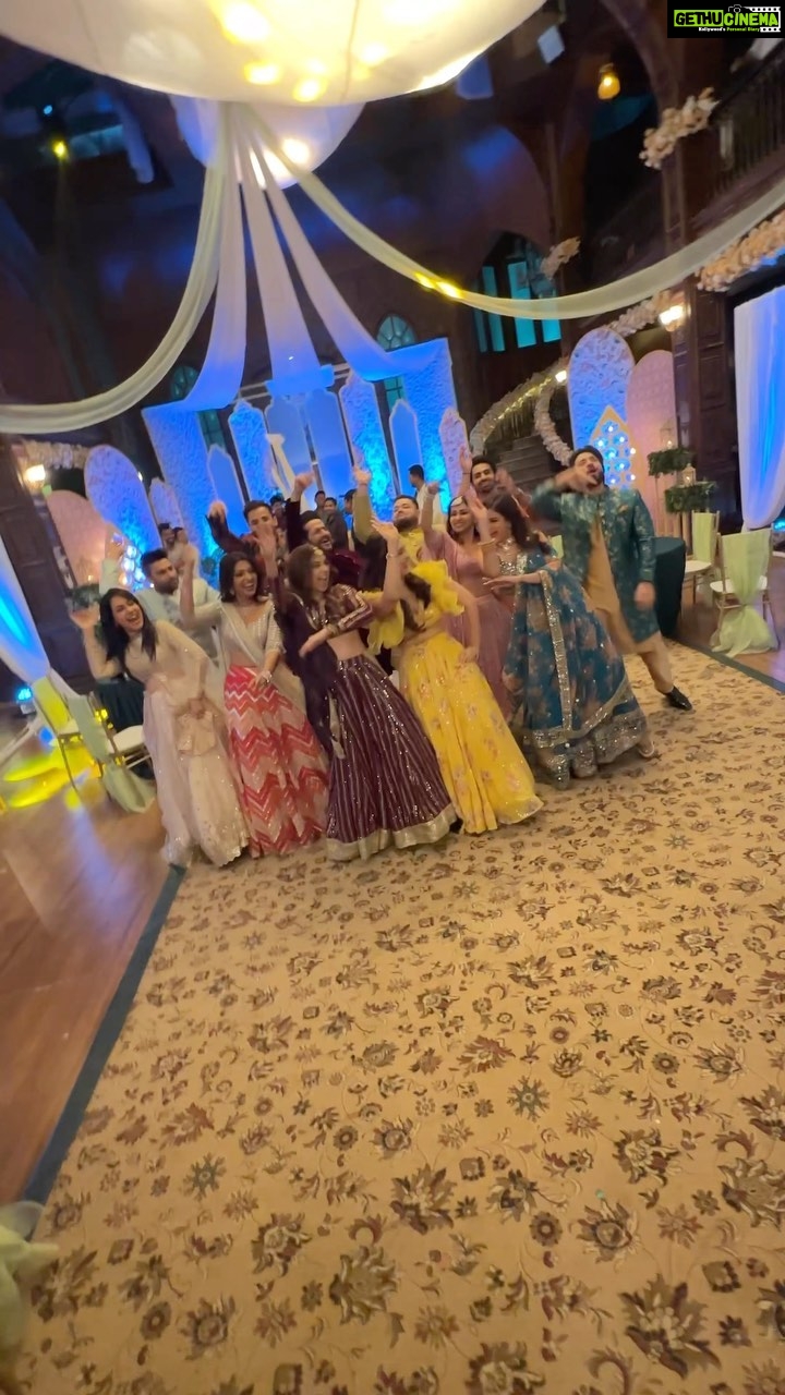 Niti Taylor Instagram - Jab hum sab saath mein hote hai na toh Bade ache lagte hain❤️ One last time all of us together! ♥️ Don’t forget to watch the finale episode of Bade ache lagte hain tonight only on @sonytvofficial at 8pm!!! #badeachhelagtehain2 #punjabisongs #trendingreels #familyreel #balh2 #onelasttime #onelastdance #allofus #thekapoors#imakeeveryonedance #dancereels