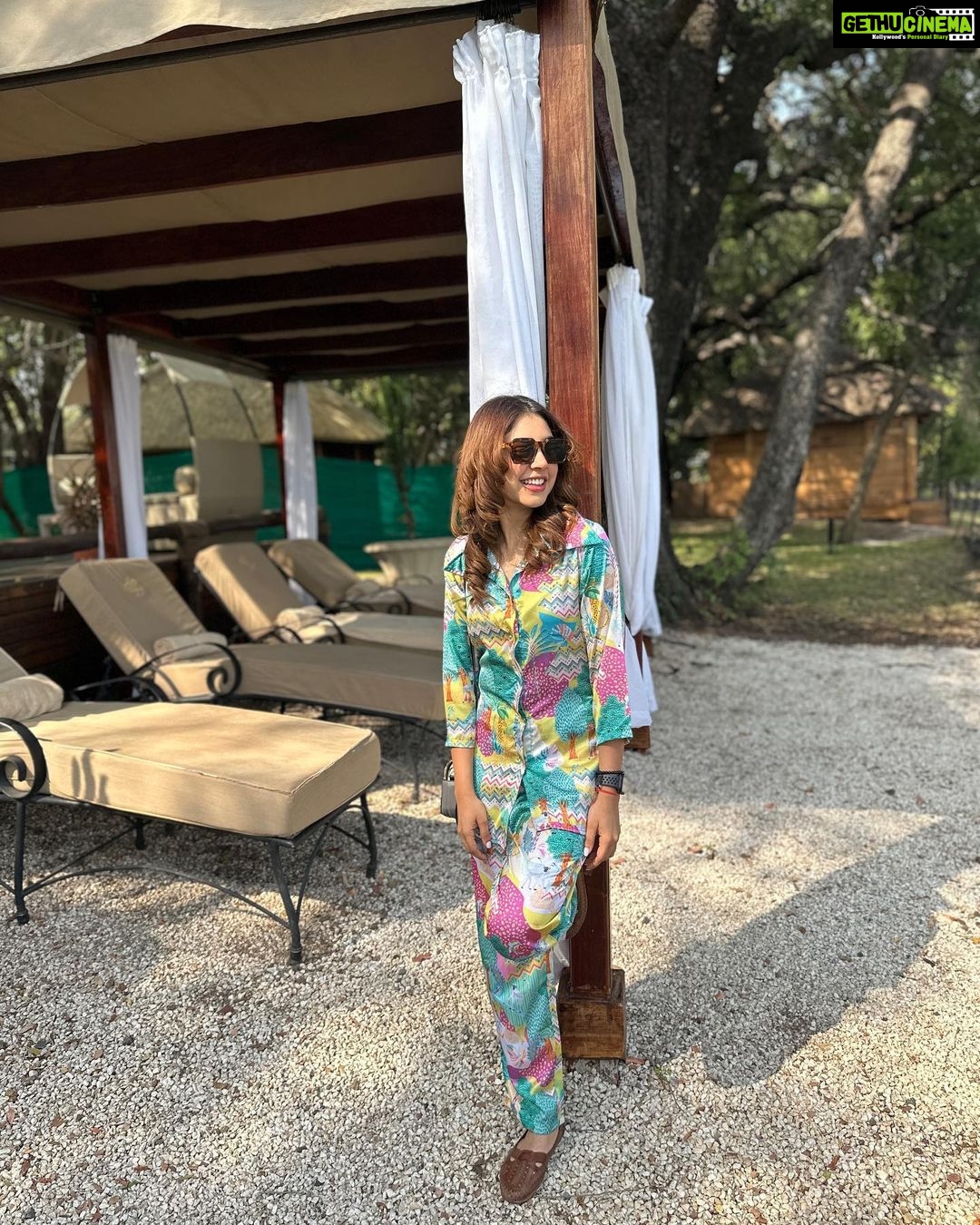 Niti Taylor Instagram - Life is not meant to be lived at one place.. Getting sun kissed in one of the most beautiful islands! 🛫 🏝️ 🌞 #africa #holidayinthewild #family#of#4.5M Outfit: @athenalifestyle.in Styling: @styling.your.soul Brand Pr: @socialpinnaclepr