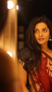 Nivedhithaa Sathish Instagram - இனிய தமிழ் புத்தாண்டு நல்வாழ்த்துக்கள் ✨🤎

P.S. Thank you for all the love!
Candidly Caught by - @madras_ponnu ❤️

Saree - @izhai_thestore 
Hair - @hemalathahairandmakeup