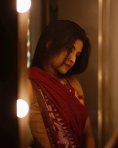 Nivedhithaa Sathish Instagram - I'm a lookalike of my papa but sometimes I see my mother in my eyes, and I love that.

Shot by - @madras_ponnu you’re god sent, my love. ♥️

Saree - @izhai_thestore
Hair by - @hemalathahairandmakeup