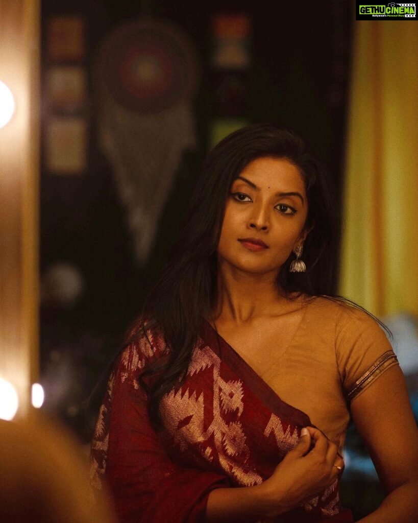 Nivedhithaa Sathish Instagram - I'm a lookalike of my papa but sometimes I see my mother in my eyes, and I love that. Shot by - @madras_ponnu you’re god sent, my love. ♥️ Saree - @izhai_thestore Hair by - @hemalathahairandmakeup