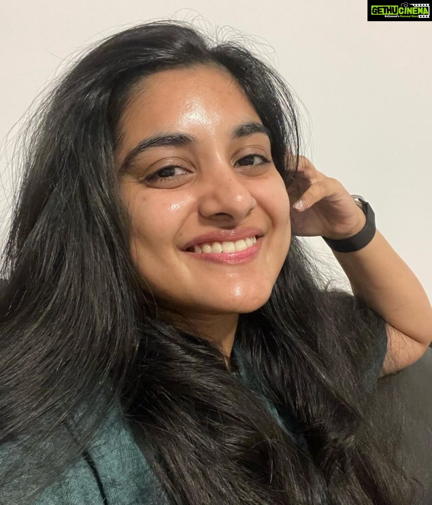 Nivetha Thomas Instagram - You slept 7 hours, woke up fresh but didn’t wash your face yet/You woke up after a 3 hour slumber and did your whole skin care routine. When are you called fresh face? 😂 just a quick shower thought getting into the weekend. Bye!