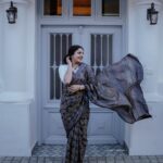 Noorin Shereef Instagram – Six yards of pure grace!🦋

Wearing @klumbyprajinajaanaki 
Photo @arun_sathyan_n 
Styling @ashi_ashz