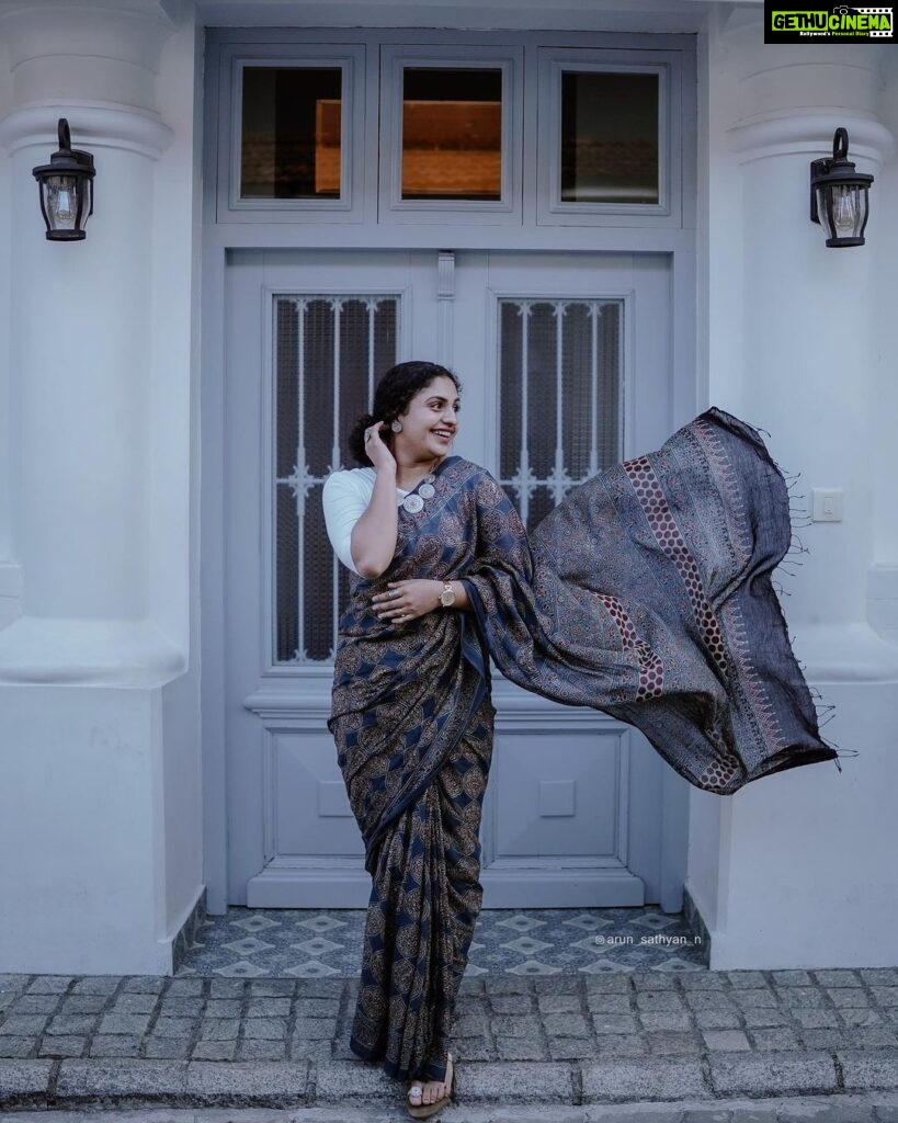Noorin Shereef Instagram - Six yards of pure grace!🦋 Wearing @klumbyprajinajaanaki Photo @arun_sathyan_n Styling @ashi_ashz