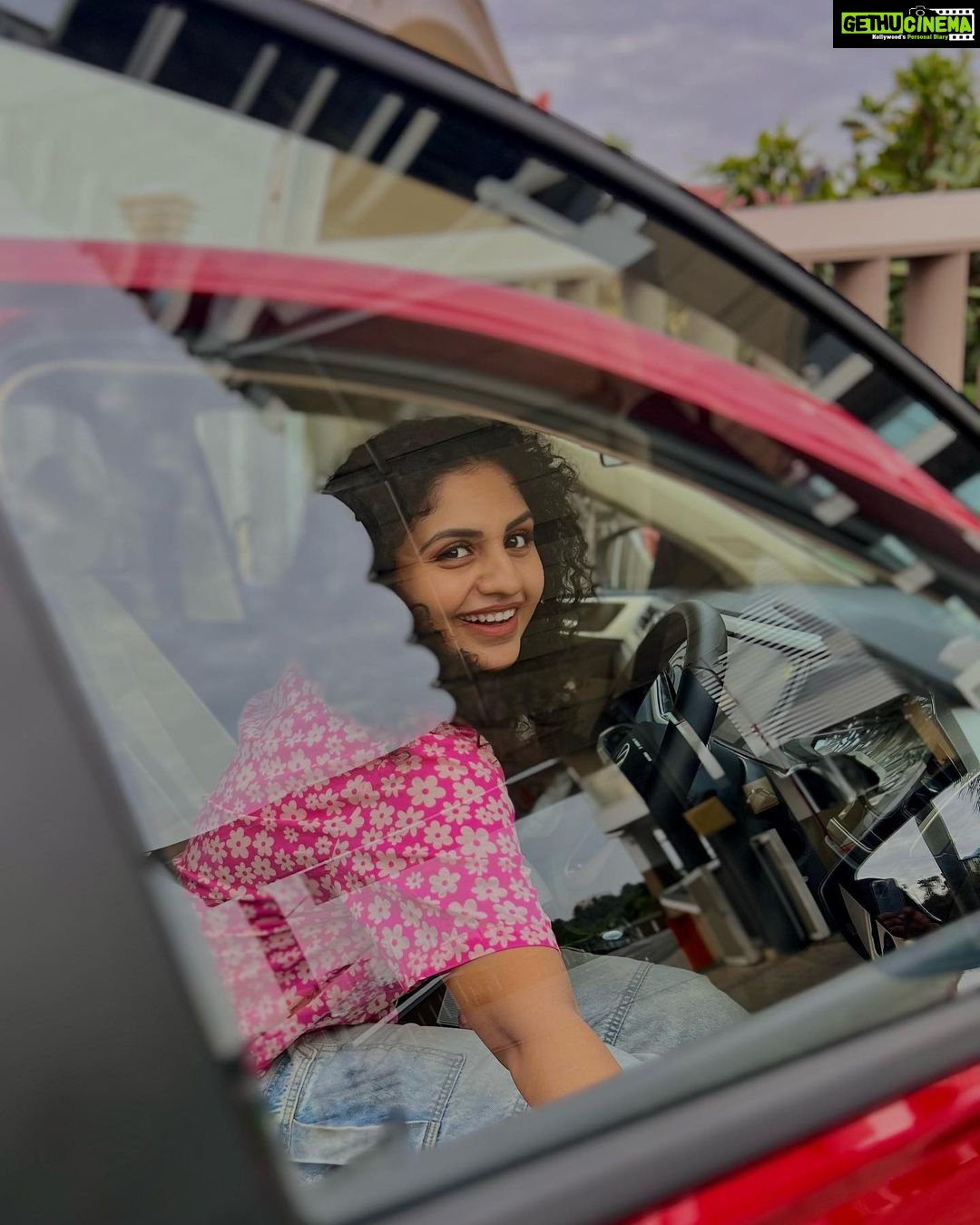 Noorin Shereef Instagram - A smile attracts happiness like a magnet✨ Pc : @fahim_safar